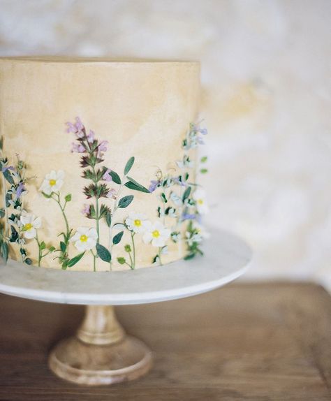 Spring cake with flowers Edible Flowers Cake, Cake With Flowers, Decorating Wedding, Flower Cakes, Torte Cupcake, Spring Cake, Wedding Cake Flavors, Chocolate Wedding Cake, Cake Trends