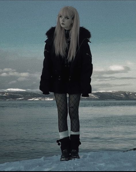 Snow Pic Ideas, Winter Emo Outfits, Emo Winter Outfits, Gothic Winter Outfit, Vamp Fits, Emo Girl Aesthetic, E Girl Hairstyles, Emo Scene Aesthetic, Winter Fashion 2022