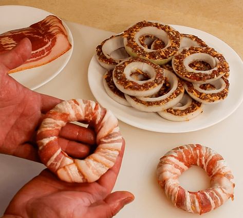 Bacon Cheeseburger Onion Rings, Smoked Burger Stuffed Onion Rings, Smoked Bacon Wrapped Onion Rings, Smoked Bacon Wrapped Stuffed Hamburger Onion Rings, Burger Stuffed Onion Rings, Bacon Wrapped Onion Rings, Bacon Snacks, Smoked Burgers, Easy Low Carb Snacks