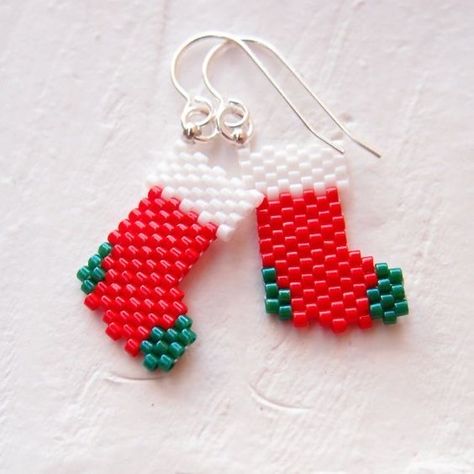 Xmas Beads, Cute Santa Claus, Art Perle, Holiday Beading, Brick Stitch Earrings, Cute Santa, Seed Bead Patterns, Beaded Christmas Ornaments, Christmas Bead