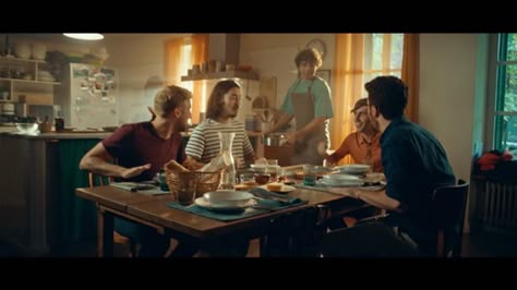 Dinner Table Cinematography, Cinematic Kitchen Scene, Kitchen Cinematography, Cinematic Kitchen, Cinematography Composition, Lucas Movie, Filmmaking Cinematography, Friends Scenes, Night Film