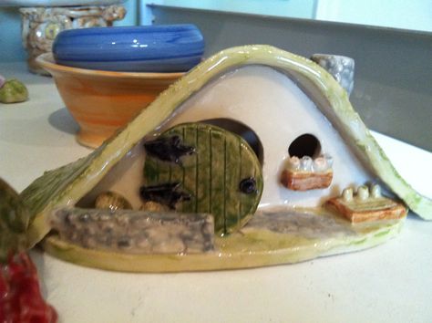 Ceramic Hobbit House, Ideas Ceramica, Toad House, Clay Fairy House, Ceramic Sculpture Figurative, Sculpture Art Clay, Ceramic Texture, Clay Fairies, Clay Studio