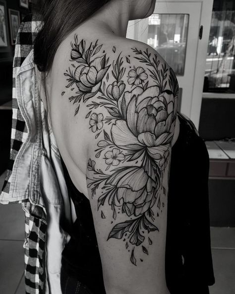 Shoulder Tattoo Flower, Unique Flower Tattoos, Floral Half Sleeve Tattoo, Flower Half Sleeve, Flower Shoulder Tattoo, Shoulder Sleeve Tattoos, Cool Half Sleeve Tattoos, M Tattoos, Inspiration Tattoos