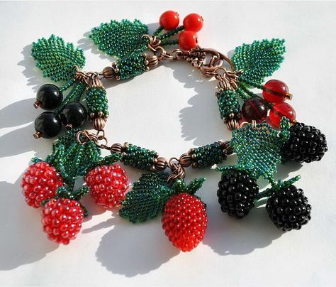 Alexandra Matveenko is russian beadwork artist. She makes unique jewelry and accessories using various beading technics. Her bunches French Beaded Flowers, Beaded Leaf, Beading Jewelery, Beaded Crafts, Beaded Animals, Handmade Jewelry Diy, Beaded Jewelry Patterns, Beading Tutorials, Beads And Wire