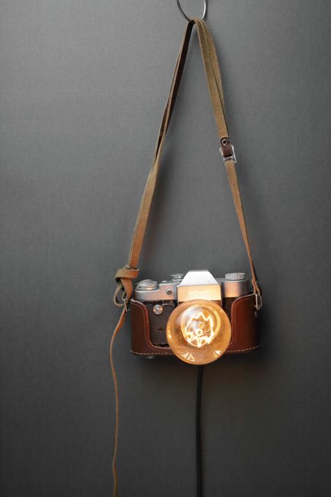 Camera Lamp Diy, Vintage Lamps Retro, Diy Camera Craft, Diy Overhead Lighting, Retro Lamps Vintage, Diy Lamp Ideas, Note Lamp, Vintage Camera Decor, Homemade Lamps