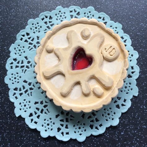 Ceramic biscuit, Jammie Dodger. Pop Art Sculpture. Ingrid Loxterkamp Pop Art Clay Projects, Ceramic Food Sculpture, Clay Food Sculpture, Clay Desserts, Goldfish Snack, Food Furniture, Clay Cafe, Pop Art Sculpture, Children Food