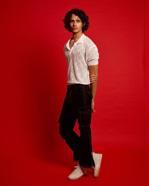 Male Model Pose, posing ideas, posing tips, grateful, photoshoot pose, photoshoot ideas, models, fashion model Male Fashion Pose Reference, Full Body Poses Male, Yearbook Poses, Male Model Aesthetic, Mens Pose, Arm Poses, Male Posing, Male Photoshoot, Illustration Poses