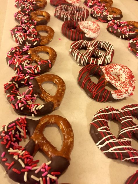 Valentine's Day chocolate dipped pretzels. Valentine Dipped Pretzels, Chocolate Dipped Pretzels Valentines, Valentines Dipped Treats, Strawberry Ideas, Simple Chocolate Chip Cookie Recipe, Pastry Ideas, Valentine's Day Chocolate, Dipped Pretzels, Valentines Snacks