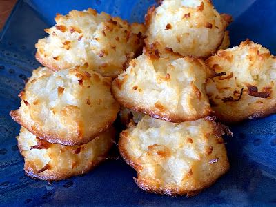 Mystery Lovers' Kitchen: Ina Garten's Coconut Macaroons for Mother's Day @LucyBurdette Chilean Desserts, Coconut Sweetened Condensed Milk, Gluten Free Coconut Macaroons, Coco Cookies, Classy Cake, Macaroons Recipe, Coconut Macaroons Recipe, Party Food Dessert, Tomato Relish