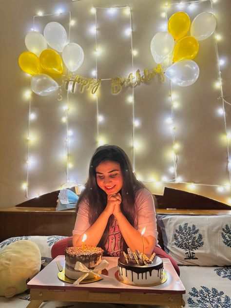 Self Celebration Birthday, Simple Birthday Poses, Roof Top Birthday Decoration, Aesthetic Birthday Decoration Ideas, Birthday Decoration Ideas At Home Simple, Simple Birthday Decorations At Home, 25th Birthday Ideas For Her, Cheap Birthday Decorations, Decoration Ideas For Birthday