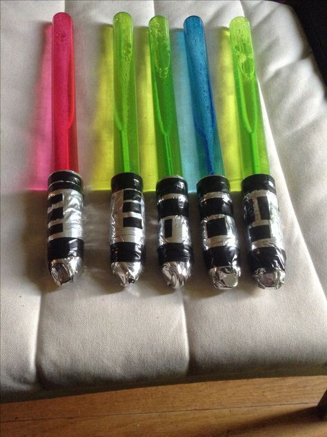 Star Wars light saber bubble wands Star Wars Cake Ideas, Decoracion Star Wars, Festa Power Rangers, Yoda Party, Star Wars Birthday Cake, Star Wars Baby Shower, Star Wars Theme Party, Star Wars Food, Darth Vader Star Wars