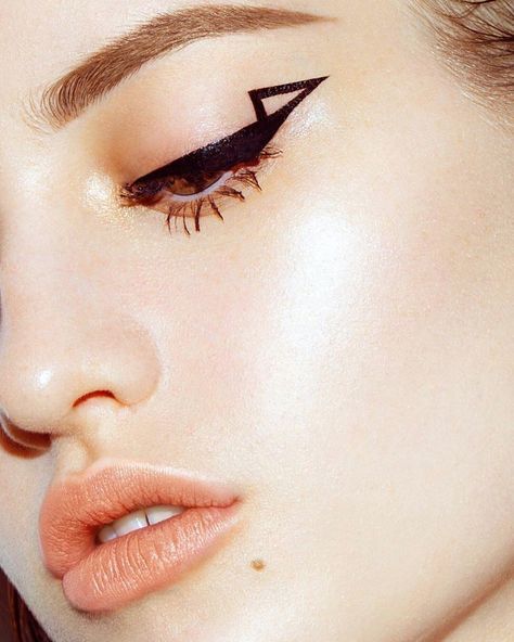 This triangle cat eye makeup idea is such a unique way to give your beauty routine a pop. Artistic Eyeliner, Grafik Eyeliner, Tightline Eyeliner, Eyeliner Graphic, Make Up Mata, Makeup Crazy, Editorial Make-up, Dramatic Eyeliner, Eyeliner Application