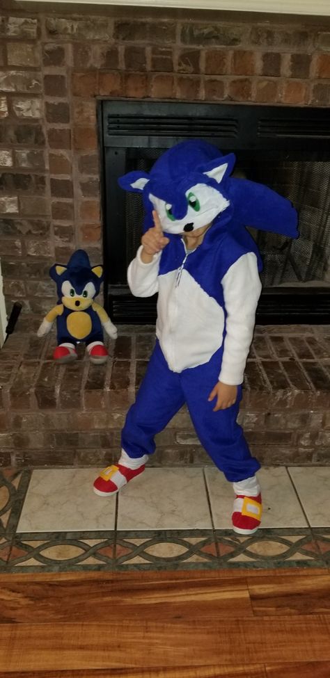 homemade Sonic costume I was quite proud of Sonic Costume, Sonic, Halloween Costumes, Halloween