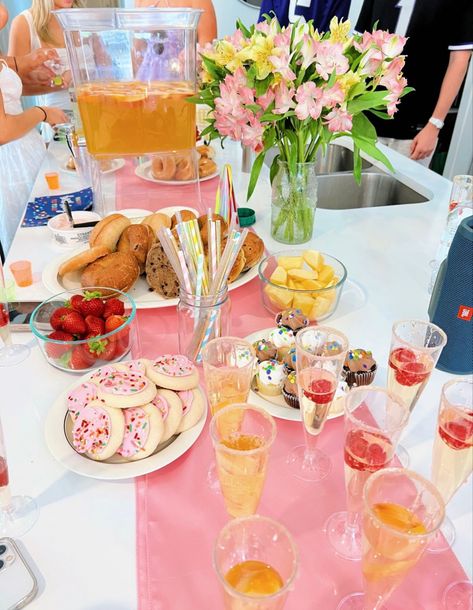 Pink Birthday Breakfast, Preppy Tea Party Birthday, 18th Birthday Brunch Ideas, 21st Bday Brunch, Birthday Party Dinner Ideas, 21st Birthday Party Food, Birthday Brunch Decorations, 21st Birthday Brunch, Brunch Birthday Party Ideas