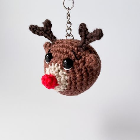 As you know, I recently started a new collection of amigurumi no-sewing and I decided to do something Winter / Christmas related so, please, welcome Ginny the Reindeer! As per the others, everything is worked while you’re doing the rounds, with just some colour changes. This one specifically it’s perfect to hang to the Christmas tree or to transform in a keychain! Crochet 30 Minutes Free Pattern, Crochet Christmas Keychain Pattern Free, Christmas Crochet Keychain Pattern, Reindeer Crochet Pattern Free, Crochet Christmas Key Chains, Christmas Crochet Keychain, Crochet Christmas Keychain, Crochet Keychain Christmas, Christmas Keychain Crochet