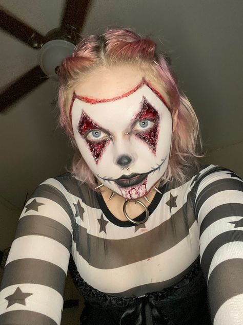 Spfx bloody clown eyes with a “pin-up” face look #spfx #clownmakeup Halloween Makeup Clown Scary, Halloween Makeup Clown, Scary Clown Makeup, Scary Clown, Scary Clowns, Clown Makeup, Facepaint, Haunted House, Face Painting