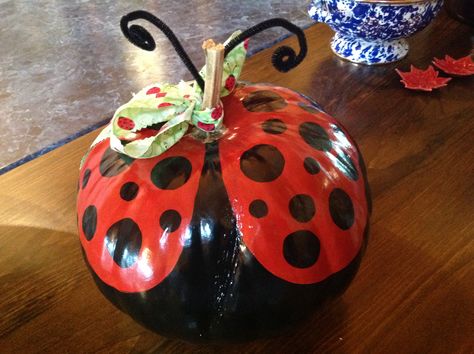 Back view of ladybug pumpkin. Ladybug Trunk Or Treat, Ladybug Pumpkin Ideas, Ladybug Pumpkin, Bug Painting, Pumpkin Inspo, Holiday Crafts Halloween, Pumpkin Painting Party, Fall Fair, Ladybug Decorations