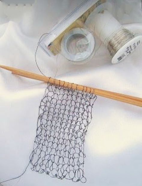 Costume Crochet, Crochet Wire, Wire Knitting, Wire Crochet Jewelry, Wire Art Sculpture, Knitted Wire, Wire Jewelry Making, Wire Jewelry Tutorial, Wire Crochet