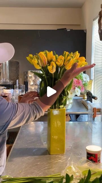 FLORAL DESIGN & WORKSHOP 🇺🇸🇵🇭 on Instagram: "Keep your tulips standing tall with this simple trick: rubber bands!! 🌷🌷🌷🌷🌷🌷🌷🌷🌷
.
.tulips #floraltips #jun_pinon #frenchtulips" Unique Floral Arrangements, Design Workshop, Stand Tall, Rubber Bands, Simple Tricks, Flower Arrangement, Floral Arrangements, Tulips, Flower Arrangements