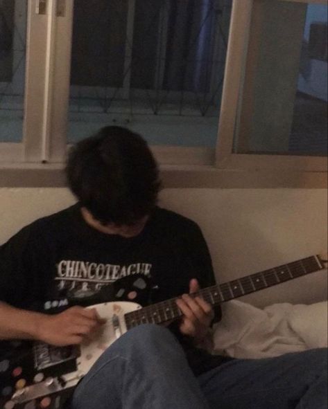 Electric Guitar Boy Aesthetic, Camera Boy Aesthetic, Pfp For Boys Aesthetic, Pfp Boys Aesthetic, Profile Picture Aesthetic Boy, Boys Pfp Aesthetic, Pfp Ideas Boy, Guitar Aesthetic Boy, Aesthetic Pfp Boy