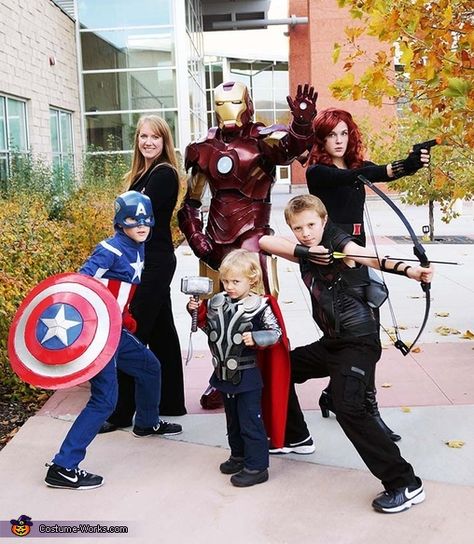 Avengers Family - why couldn't i be born into this family? #halloween #costume #cosplay Avenger Family Costumes, Costume Halloween Famille, Avengers Family, Family Themed Halloween Costumes, Avengers Costumes, Themed Halloween Costumes, Homemade Costumes, Halloween Costume Contest, Group Halloween Costumes