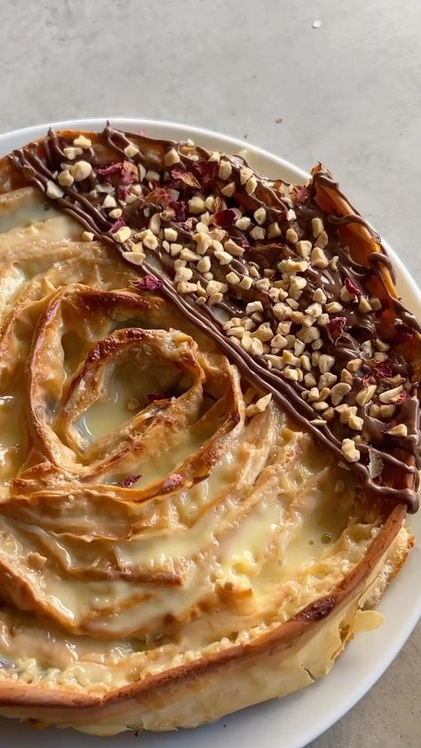 Walla Abu-Eid on Instagram: “Nutella crinkle cake! 🍫 You voted for me to post dessert first, so here it is! I cannot even begin to describe the taste! It’s just…” Phyllo Crinkle Dessert, Crinkle Cake Phyllo, Filo Pastry Dessert, Crinkle Cake, Thickened Cream, Edible Rose Petals, Edible Roses, Nutella Cake, Nutella Spread