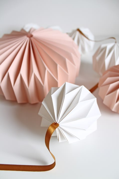 Bolas de Natal Origami Stella, Origami Lantern, Diy Christmas Ball, Origami Ornaments, Origami Ball, Origami For Beginners, How To Make Decorations, Origami Love, Paper Balls