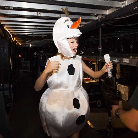 Celeb Halloween, Olaf Costume, Taylor Swift Fotos, Divas Pop, Taylor Swift Dress, Miss Americana, 1989 Tour, Fav Person, Idina Menzel