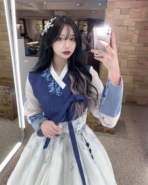 Korean Hanbok Aesthetic, Korean Traditional Fashion, Korean Traditional Outfit, Seoul Pictures, Hanbok Traditional Korean Dress, Korean Kimono, Hanbok Outfit, Hanbok Aesthetic, Hanbok Wedding Dress