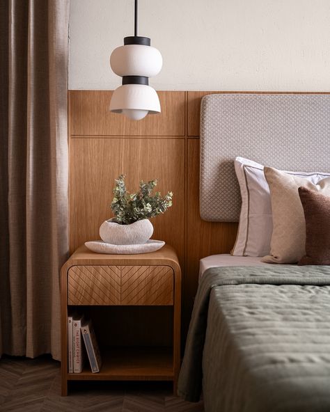 The private spaces of the Kābu home have a snug vibe ❤️ The Master Bedroom is enveloped in a subtle texture of warm tones - makes the room absolutely cozy. We made furniture using an oak wood veneer adding to the warmth. The furniture pieces are designed minimally to avoid the room from looking heavy. The bedside is ambiently lit with custom lights from @harshitajhamtanidesigns , only adding to the mood 😍   #studioipsa #masterbedroom #masterbedroomdesign #bedsidetable #lights #interiordesignideas #interiorinspiration #homedecor Warm Wood Bedside Table, Oak Wood Veneer, Oak Bedside Tables, Wood Bedside Table, Made Furniture, Custom Lighting, Furniture Pieces, Subtle Textures, Interior Design Studio