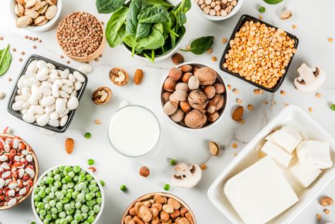 How To Get The Nutrients You Need In A Vegan Diet | Kayla Itsines Meatless Protein, Best Vegan Protein Sources, Emergency Meals, Dolce Poche Calorie, High Protein Vegetables, Plant Based Protein Sources, Best Vegan Protein, Vegan Protein Sources, Breakfast Low Carb