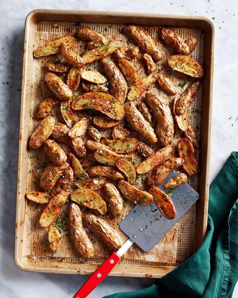 Roasted fingerling potatoes on roasting pan with spatula on side. Best Fingerling Potatoes Recipe, Fingerling Potato Recipe Oven, Roasted Fingerling Potatoes Oven Crispy, Garlic Butter Potatoes, Fingerling Potatoes Recipes, Potatoes Oven, Christmas Vegetables, Misfits Market, Winter Dinners