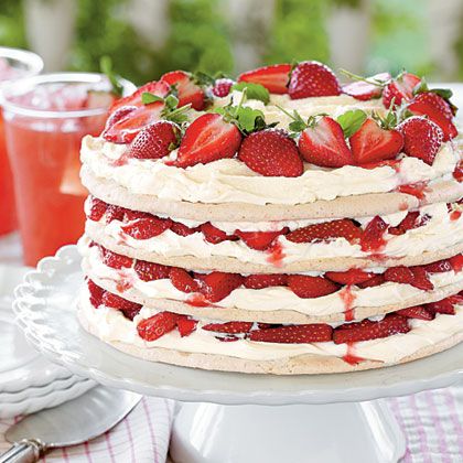 Strawberry Meringue Cake, Fresh Strawberry Desserts, Strawberry Meringue, Meringue Cake, Strawberry Dessert Recipes, Strawberry Frosting, Easter Desserts Recipes, Egg Cake, Diy Techniques