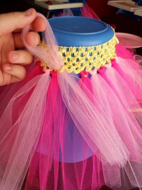 Easiest DIY tutu skirt and high chair decor Diy Infant Tutu, Toddler Tutu Diy, Rok Tile, Tutu Diy, Perlengkapan Bayi Diy, Diy Tutu Skirt, Brown Headband, Diy Tutus, Tutu Ideas