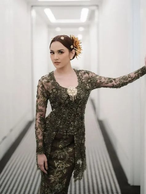 10 Inspirasi Kebaya Warna Hijau ala Public Figure, dari Lesti Kejora, Mahalini, hingga Maudy Ayunda - Photo Fimela.com Batik Kebaya, Brunei Darussalam, Batik, Olive Green, Bali, Ootd, Green, Dresses, Quick Saves