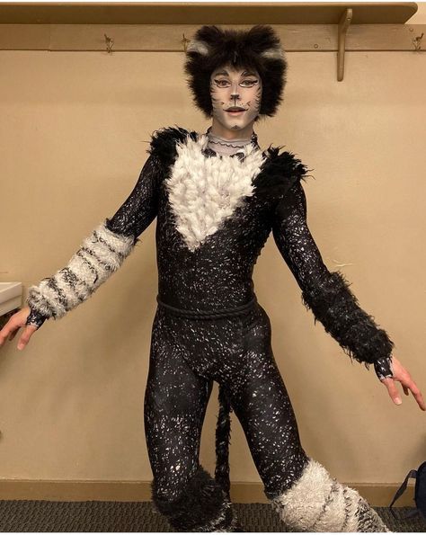 Cats The Musical Costume, Mr Mistoffelees, Jellicle Cats, Alice Costume, Drag King, Cats Musical, Animal Costumes, Dancing Cat, Cat Pose