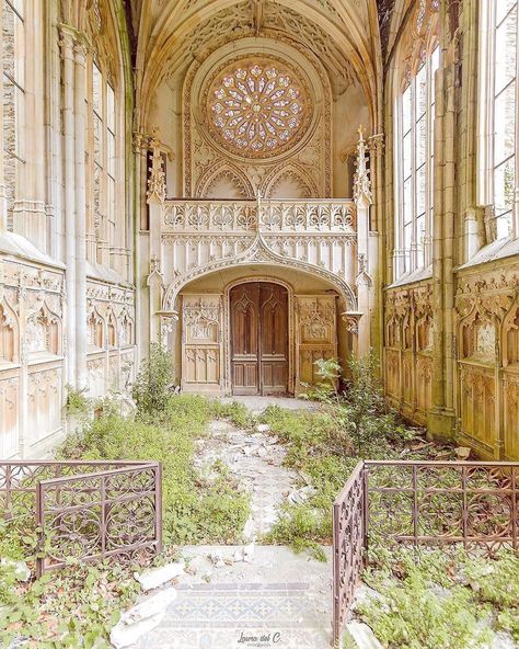 Beautiful Abandoned Places on Instagram: “Overgrown church in France by @laura.delc” Spooky Photos, Homes In France, Church Aesthetic, Abandoned Church, Old Abandoned Houses, Cathedral Church, Old Church, Wedding Mood, Abandoned Houses