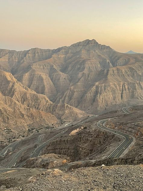 aesthetic wallpaper mountain road scenery Ras Al Khaimah Aesthetic, United Arab Emirates Aesthetic, Uae Aesthetic, History Wallpaper, Peaky Blinders Wallpaper, Mountain Aesthetic, Arabian Peninsula, Ras Al Khaimah, Al Ain