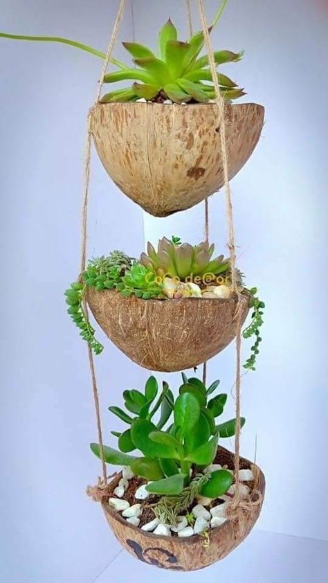 23 DIY Upcycled Old Item Ideas To Decorate Your Home - 178 Diy Garden Fountains, Hanging Plants Indoor, Diy Plant Hanger, Plant Decor Indoor, House Plants Decor, Garden Fountains, Diy Planters, Diy Plants, Mini Garden