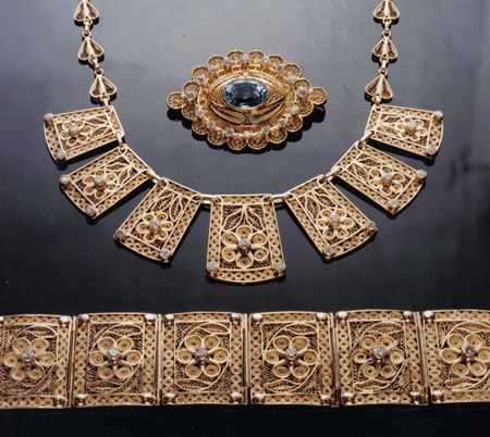 Inspiration: Gold Filigree Jewelry Etruscan Jewelry, Ancient Jewels, Ancient Jewellery, Historical Jewellery, Filigree Jewelry, Southern Italy, Ancient Jewelry, Filigree Design, Ancient Artifacts