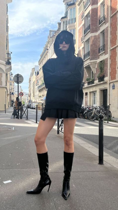 All Black Satin Skirt Outfit, Techno Style Outfit, Edgy Chic Outfits, Brat Outfits, Foodie Outfit, Cold Fashion, Brat Style, Fall Fits, Mode Inspo