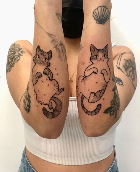 Miniature Tattoos, Black Cat Tattoos, A T, Handpoke Tattoo, Парные Тату, Cat Tattoo Designs, Cute Little Tattoos, Cute Tiny Tattoos, Two Cats