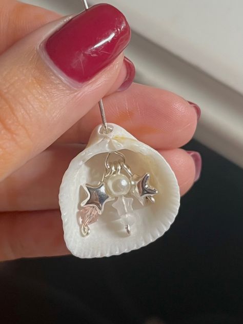 Jewelry Inspo Bead, Seashell Keychain, Shell Keychain, Shell Crafts Diy, Bead Charms Diy, Seashell Jewelry, Handmade Jewelry Tutorials, Jewelry Accessories Ideas, Bag Charms