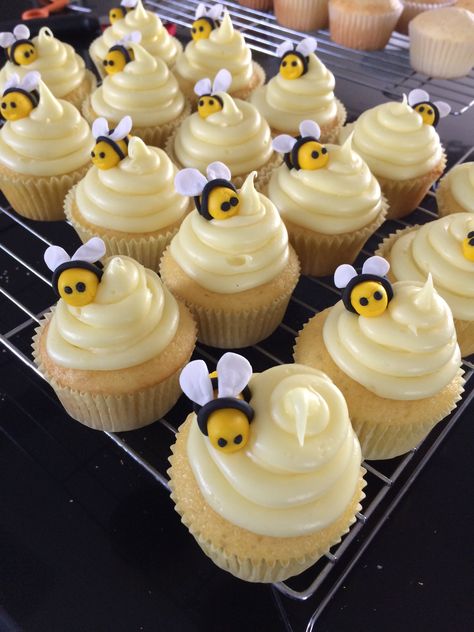 Bee Cupcakes Gender Reveal, Easy Bee Cake, First Bee Day Party Cupcakes, Bumble Bee Cupcakes Ideas, Honey Pot Cupcakes, Honey Bee Cupcakes, Bee Day Cupcakes, Bee Cupcakes Ideas, Bee Themed Cupcakes