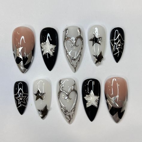 Design: Lilynailsart Artist: Lilynailsart Photo taken by: Lilynailsart 🍁 𝐌𝐚𝐭𝐞𝐫𝐢𝐚𝐥: I only work with high quality materials to create sturdy & long-lasting luxury press on nails that you can trust on. My nails will last for: 1- 2 days using adhesive tab (provided with the nail set) 2- 3 weeks using nail glue. You can reuse all of the nails multiple times if you take care of them. Follow the instructions provided with the nail set. 🍁 𝐒𝐢𝐳𝐞: XS : 15mm, 12mm, 13mm, 11mm, 9mm S: 16mm, 13mm, 14mm, 12mm, 9mm M: 17mm, 13mm, 14mm, 12mm, 10mm L: 18mm, 14mm, 15mm, 13mm, 11mm If you would like a custom size, please fill out the personalization section under the product options. I'm happy to help you measure your nail size if you're not sure how. 🍁 𝐄𝐚𝐜𝐡 𝐍𝐚𝐢𝐥 𝐬𝐞𝐭 𝐢𝐧𝐜𝐥𝐮𝐝𝐞? Valentine Nail Set, Chrome Nails Art, Ongles Goth, Lily Nails, Nails Valentine, Hoco Nails, Valentine Nail, Nails Elegant, Nails Chrome