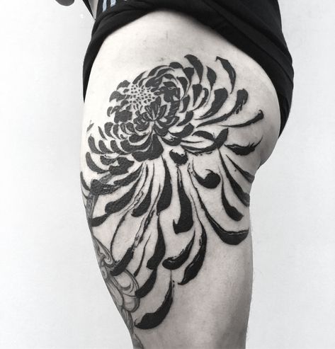 Chrysanthemum Tattoo Hip, Chrysanthemum Tattoo, Spider Mums, White Chrysanthemum, Concept Draw, Stencil Pattern, Japanese Flowers, Hip Tattoo, Chrysanthemum