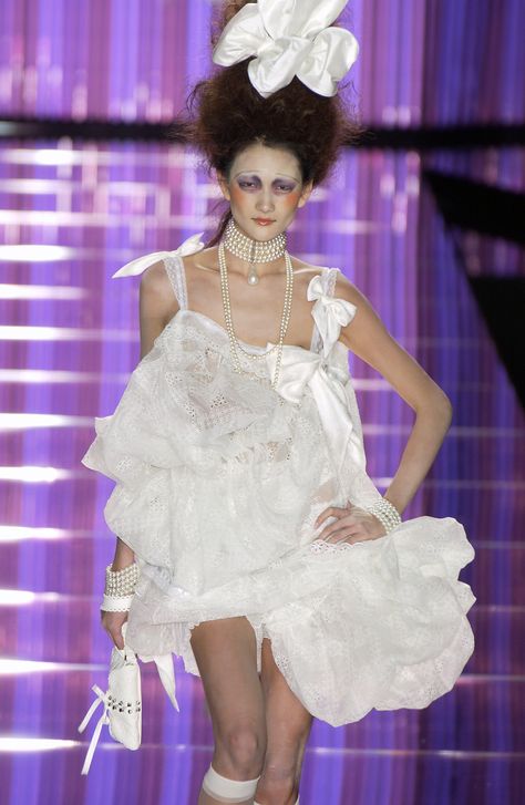 John Galliano Spring Summer 2004 Ready-To-Wear 50s Prom, Elevated Fashion, Rococo Fashion, Ethereal Dress, Christian Dior Haute Couture, Fashion Journals, John Galliano, Runway Pictures, Pretty Style