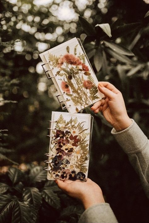 Herbarium Journal, Diy Resin Flowers, Resin Notebook, Minimalist Notebook, Pressed Flowers Diy, Botanical Sketchbook, Flower Notebook, Pressed Flower Crafts, Floral Resin