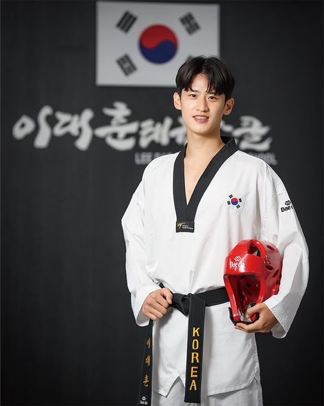 Taekwondo Aesthetic, Korean Taekwondo, Martial Arts Anime, Judo, Taekwondo, Cristiano Ronaldo, Ronaldo, Martial Arts, Pins