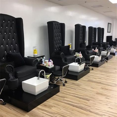 Spa Room Design, Luxury Pedicure, Beauty Salon Reception, Nail Salon Chairs, Black Pedicure, Luxury Nail Salon, Saloon Decor, Nail Parlour, Salon Interior Design Ideas